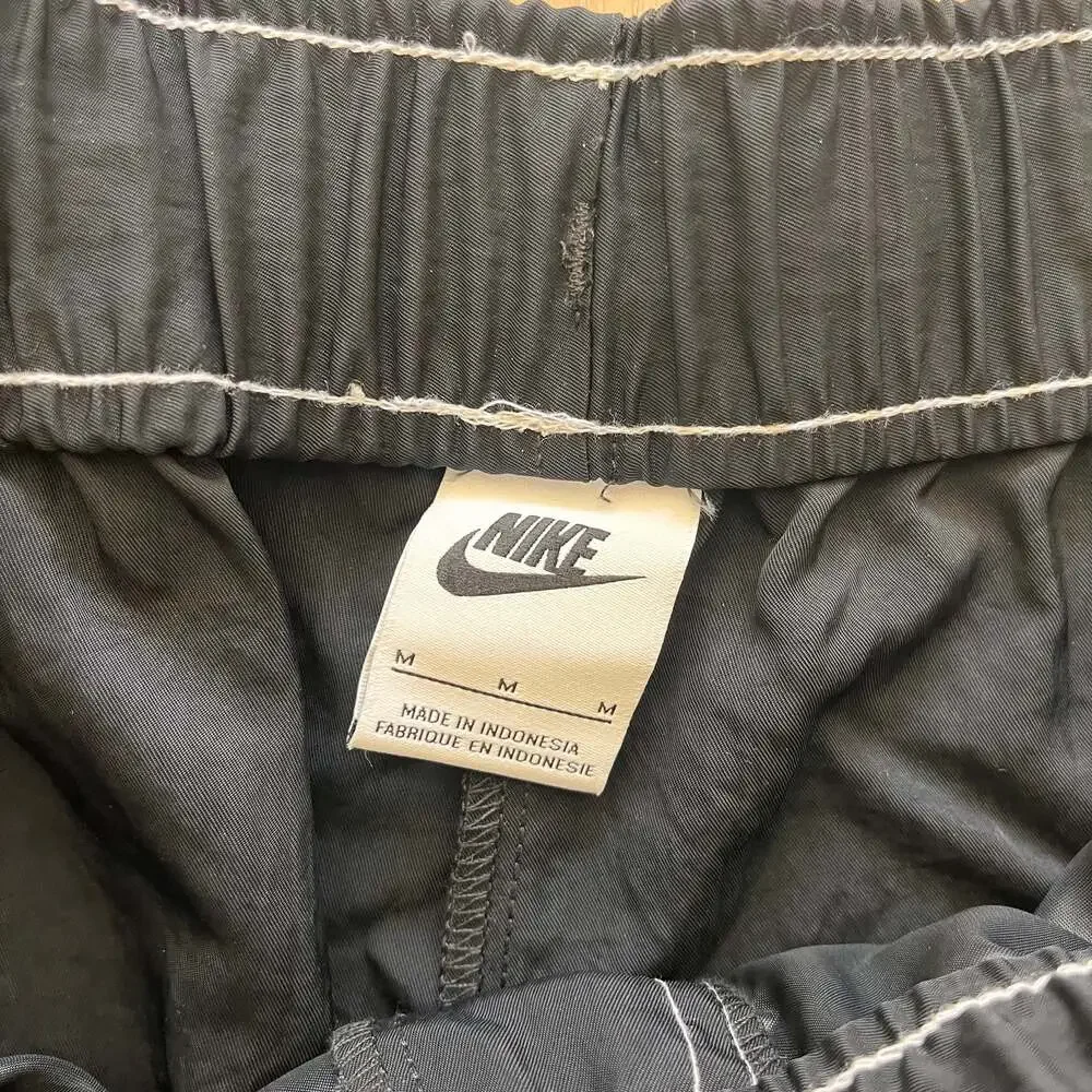 Nike Sportswear Swoosh Woven High-Rise Track Pants with Contrast Stitching